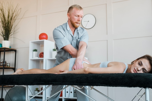 Physiotherapeutin und Patientin während einer Physiotherapie-Sitzung