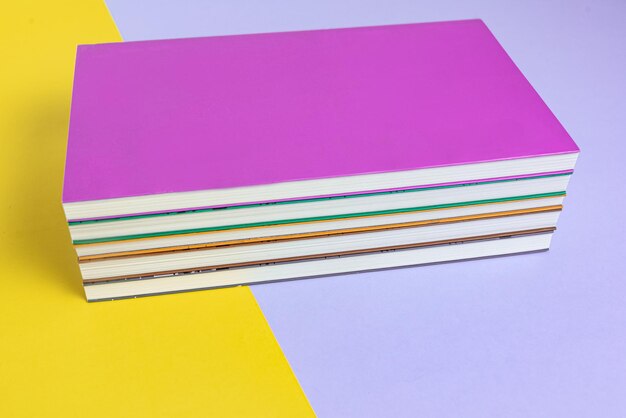 Physisches Papierbuch über Hintergrundnahaufnahme