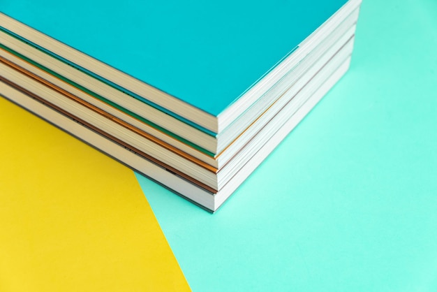 Physisches Papierbuch über Hintergrundnahaufnahme