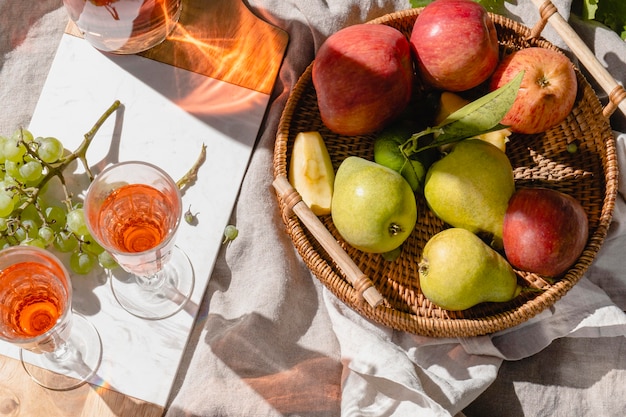 Picknick-Goodies-Arrangement auf einer Decke