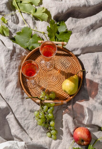 Picknick-Goodies-Arrangement auf einer Decke