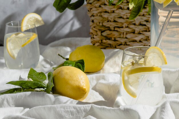 Picknick-Goodies-Sortiment auf einer Decke