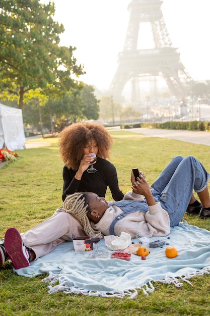Picknick in der Nähe des Eiffelturms hautnah