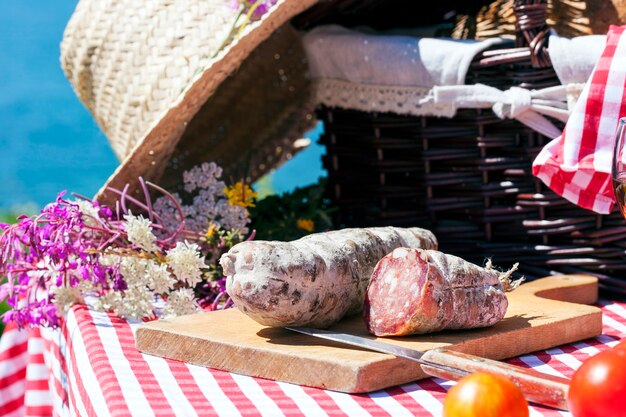 Picknick in französischen Alpen mit Salami