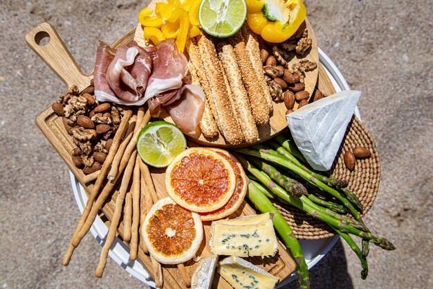 Picknick mit leckerem schönem Essen auf dem Tisch. Der Blick von oben. Das Konzept eines Urlaubs.