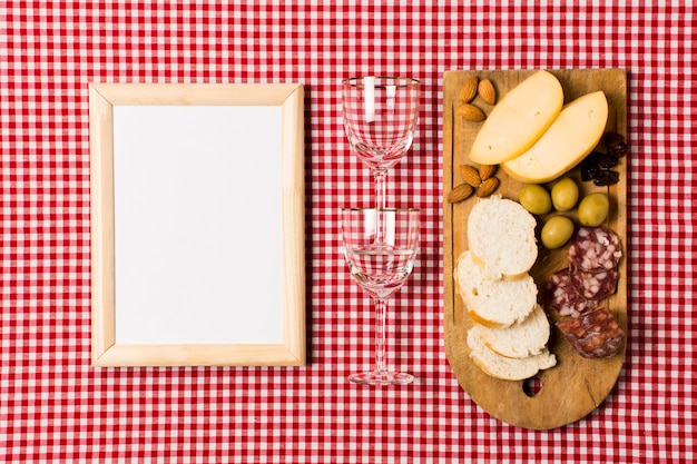 Picknick-sortiment mit holzrahmen-modell