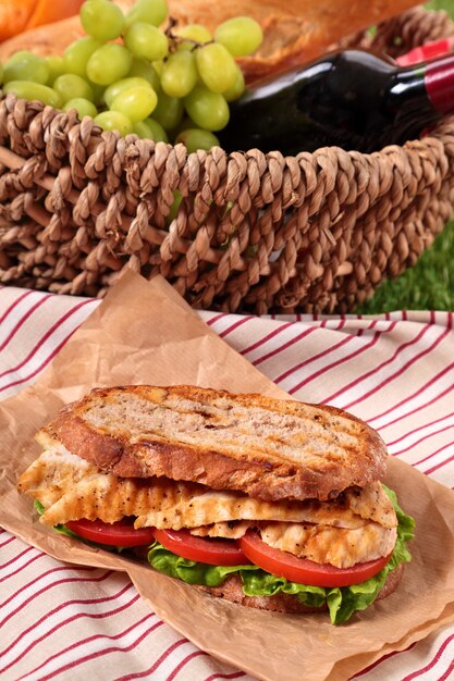 Picknick-Tag mit einem Hähnchen-Sandwich