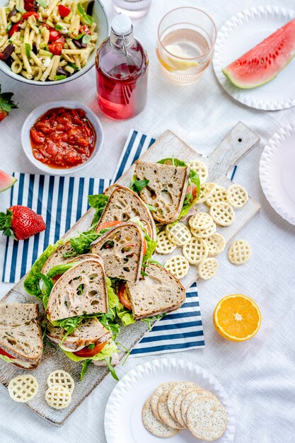 Picknick-Vollkorn-Sandwiches auf einem Schneidebrett