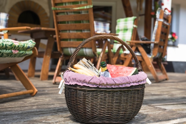 Picknickkorb gefüllt mit Früchten und Flasche