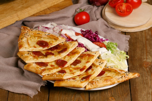 Pide mit Würstchen auf dem Tisch