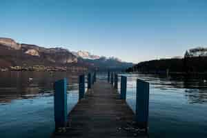 Kostenloses Foto pier am see mit reflexion während des tages