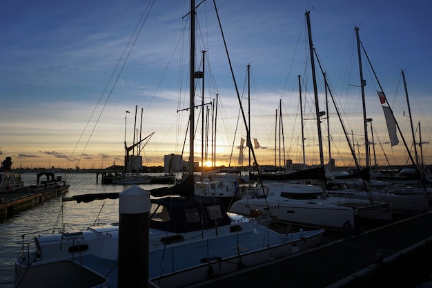 Pier-Hafen-Boots-Ozean-Seeufer-Sommer-Wasser