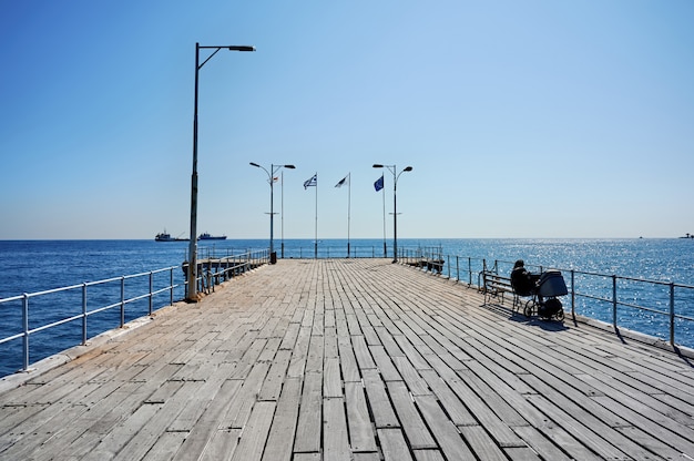 Kostenloses Foto pier in einer mediterranen stadt an einem sonnigen tag