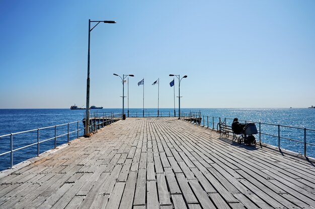 Pier in einer mediterranen Stadt an einem sonnigen Tag
