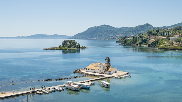 Pier in tropischer Landschaft