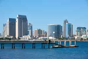 Kostenloses Foto pier mit kajakbooten, skyline der innenstadt in san diego