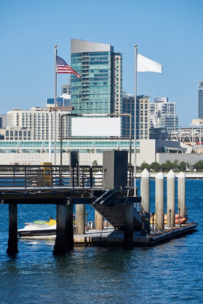 Pier mit Kajakbooten, Skyline der Innenstadt in San Diego