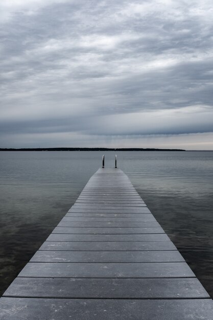 Pier über See gegen bewölkten Himmel