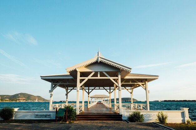 Pierbrücke und Pavillon