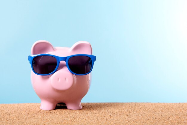 Piggybank mit blauen Sonnenbrillen