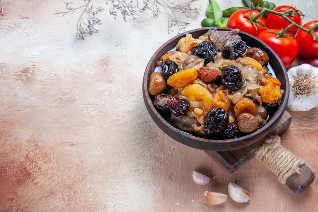 Pilaf-Pilaw aus der Seitenansicht in der Schüssel auf dem Brett Zitrusfrucht-Knoblauch-Tomaten