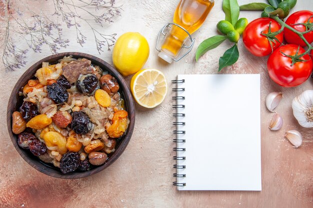 Pilaf-Pilaw-Flasche Öl-Knoblauch-Tomaten der oberen Nahaufnahme mit weißen Stielen des Stiels