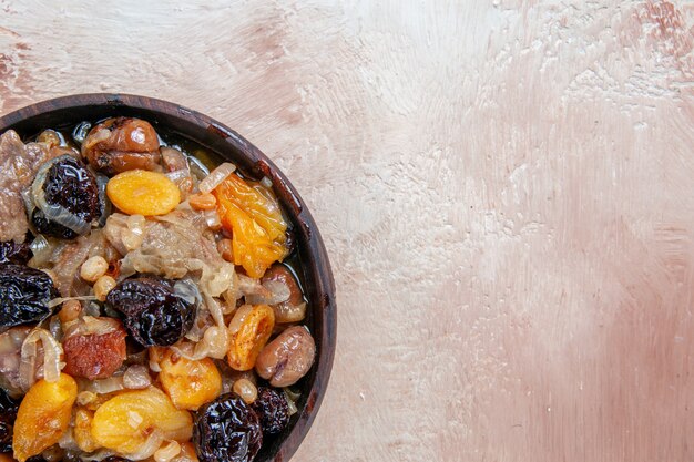 Pilaf-Pilaw von oben aus der Nähe mit getrockneten Früchten in der Schüssel auf dem Tisch