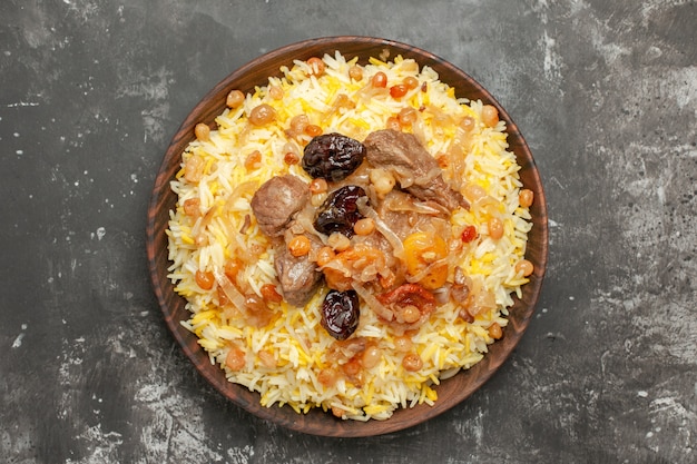 Pilaf-Pilaw von oben mit Fleisch getrockneten Früchten und Rosinen in der Schüssel