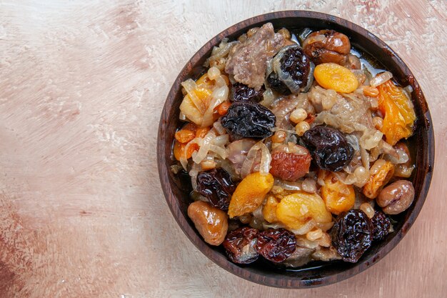 Pilafschale des Pilafs der oberen Nahaufnahme mit getrockneten Früchten der Kastanien auf dem Tisch