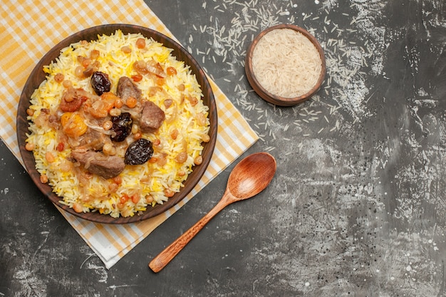 Pilafschale des Reislöffels von oben Nahansicht ein appetitlicher Pilaw auf der karierten Tischdecke