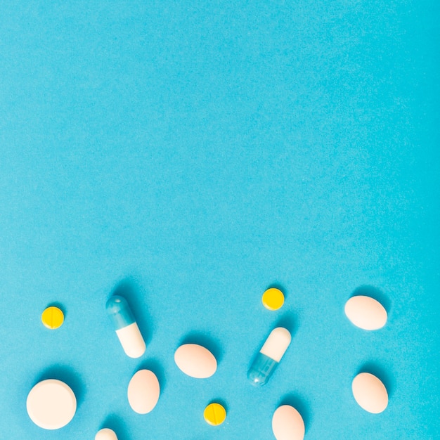 Pillen, die untere Grenze auf blauem Hintergrund bilden