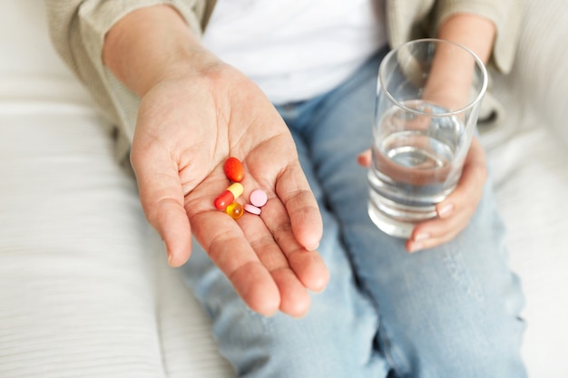 Kostenloses Foto pillen, tabletten, vitamine und medikamente häufen sich in reifen händen