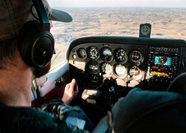 Kostenloses Foto pilot, der tagsüber ein flugzeug fliegt