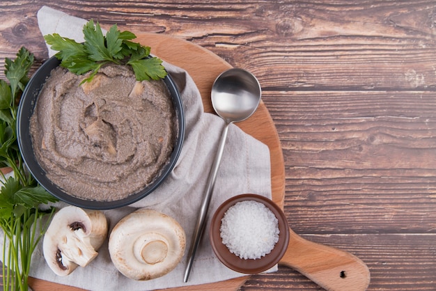 Pilzcremesuppe auf Holzbrett