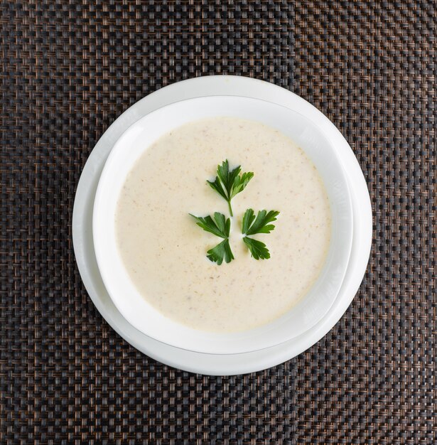 Pilzcremesuppe mit Sahne in einer weißen Schüssel