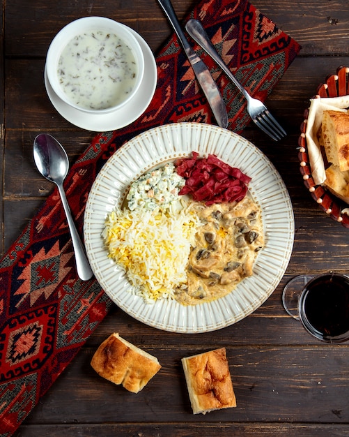 Kostenloses Foto pilze im soßenreis und im russischen salat