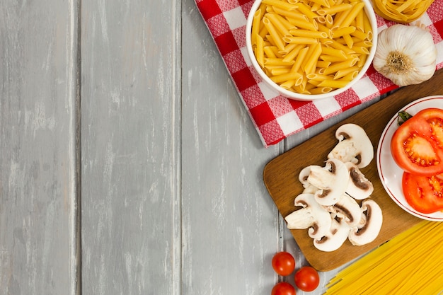 Kostenloses Foto pilze mit nudeln und tomaten