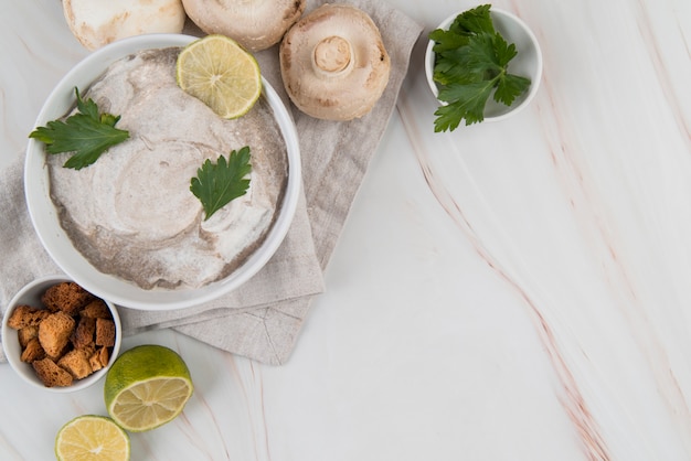 Kostenloses Foto pilzgemüsecremesuppe draufsicht