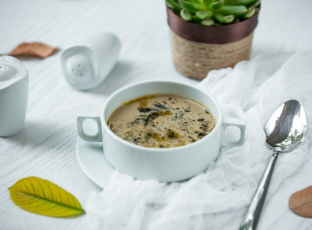 Pilzsuppe auf dem Tisch