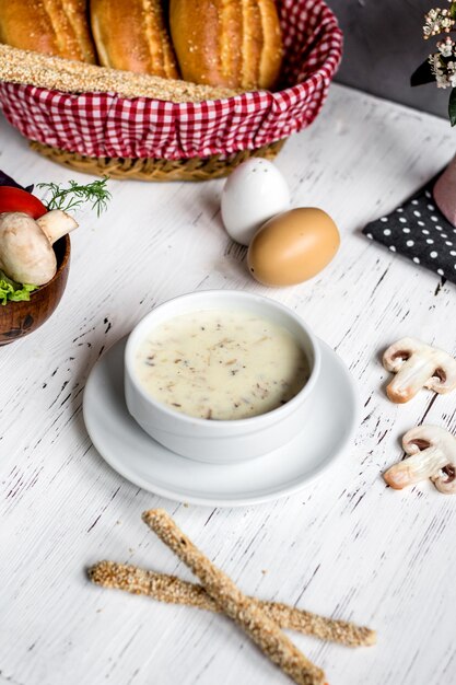 Kostenloses Foto pilzsuppe mit brotkorb