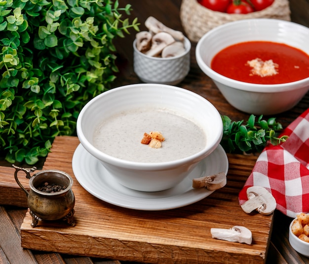 Pilzsuppe mit Crutones auf dem Tisch