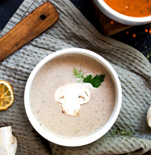 Pilzsuppe mit geschnittenem Pilz und Kraut