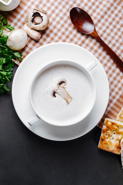 Kostenloses Foto pilzsuppe mit pilzscheibe