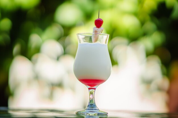Piña colada cocktail serviert, fotografie mit selektivem fokus
