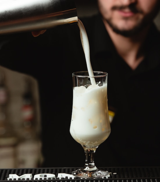 Pinacolada-Cocktail im langen Glas