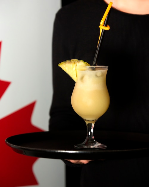 Pinacolada-Cocktail mit Ananasscheibe