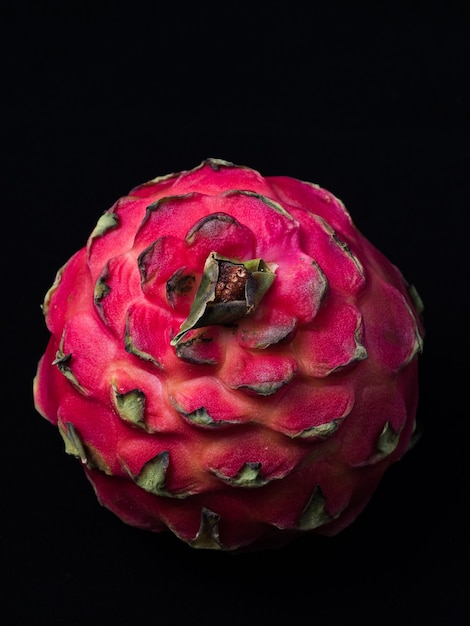 Pink Pitaya Passionsfrucht isoliert auf einem Schwarzen