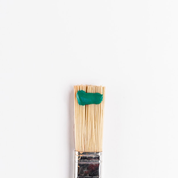 Kostenloses Foto pinsel mit grüner farbe und kopie raum
