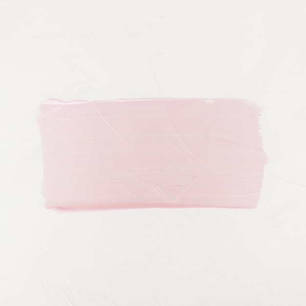 Pinselstrich Acrylfarbe Fleck. Rosa Farbenanschlag des Lackpinsels lokalisiert auf Weiß