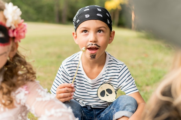 Kostenloses Foto piratenkostüm für halloween